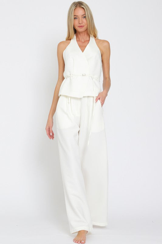 Featuring a wide leg pants with side pockets in the color white