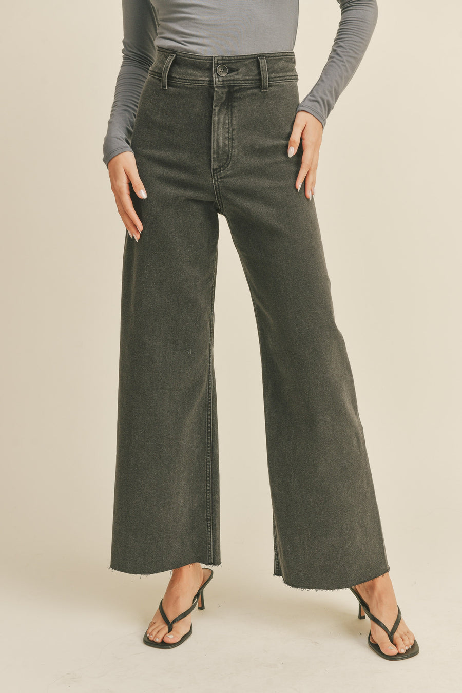 Denim wide leg jeans with an ankle cut in the color washed black.