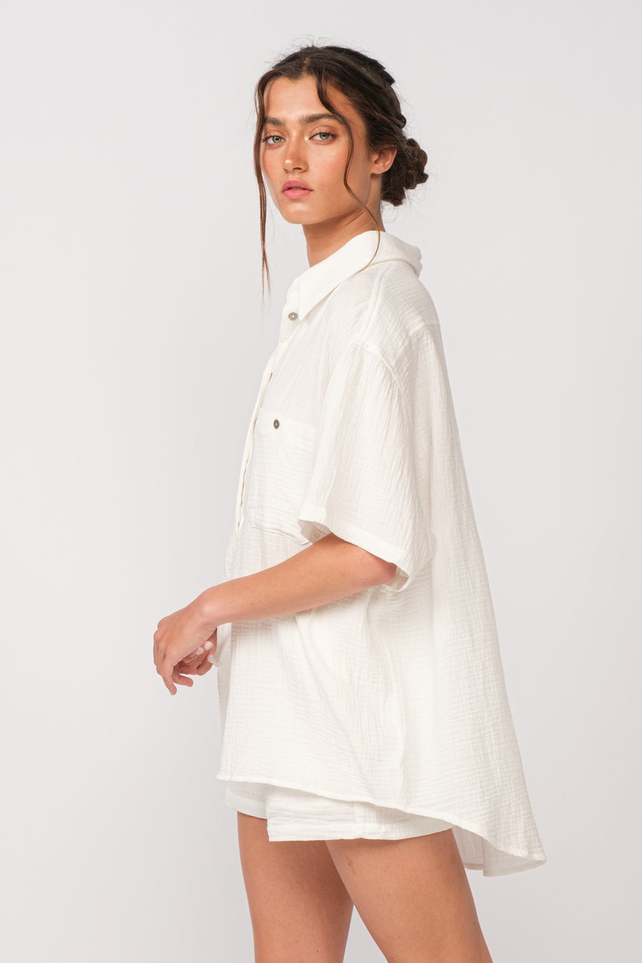 White short sleeve shirt with collar.,
