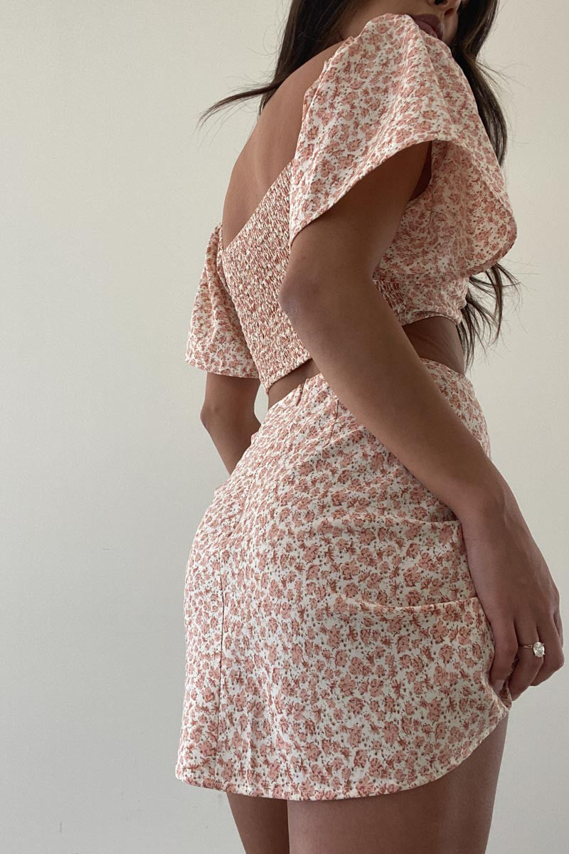 Mini skirt with floral designs in the color peach.