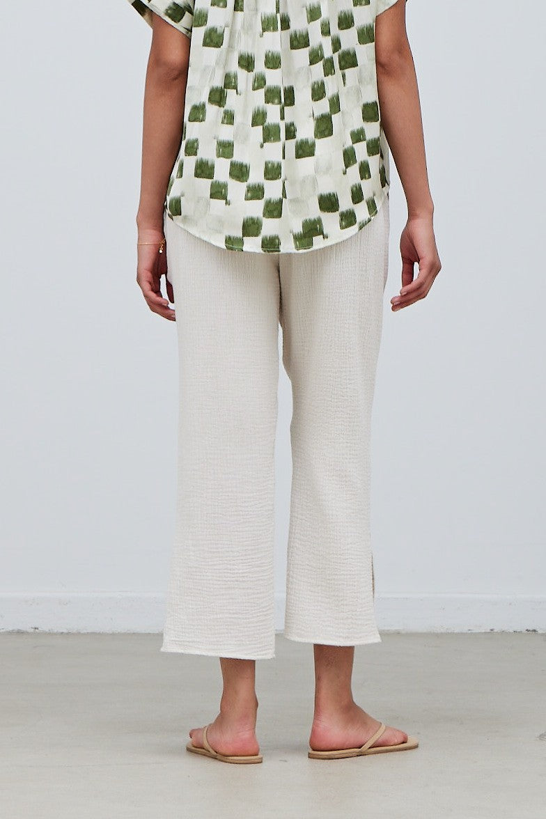 Cropped pants in the color soy.
