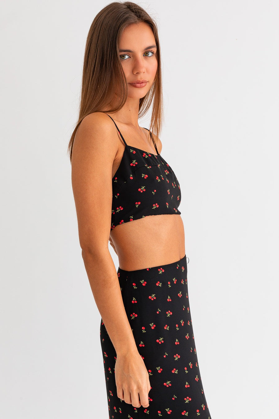 Cropped tank with cherries in the color black-red.