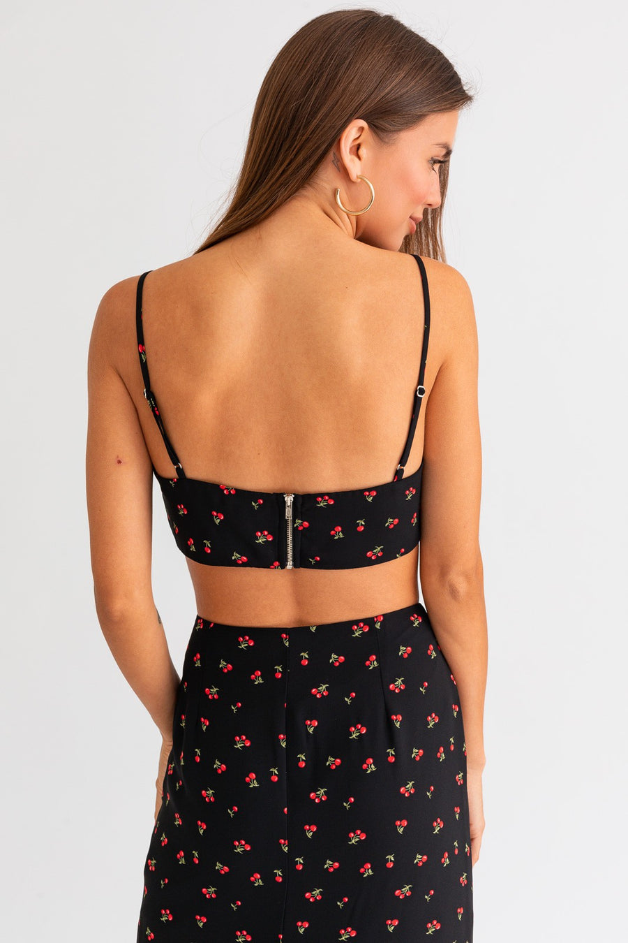 Cropped tank with cherries in the color black-red.
