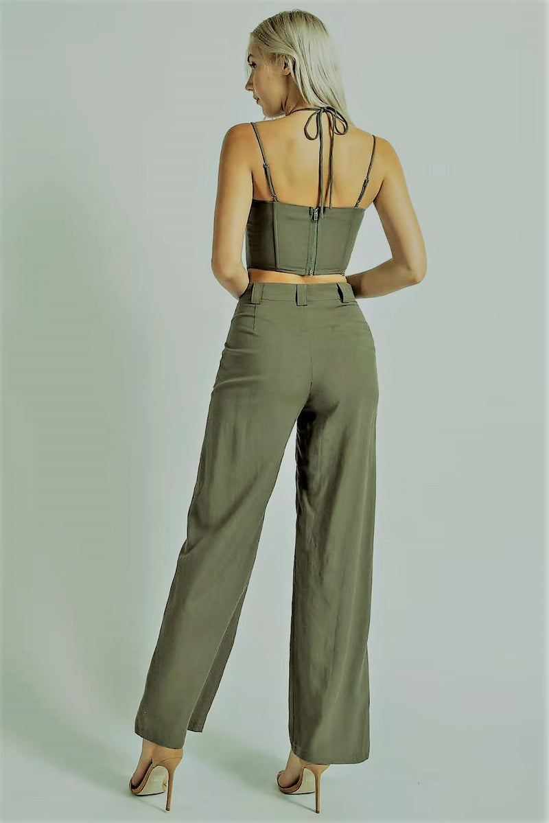 Tailored linen pants with belt loops.