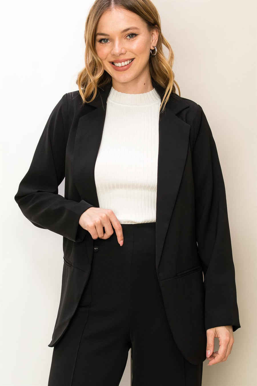 Casual long sleeve blazer in the color black. 