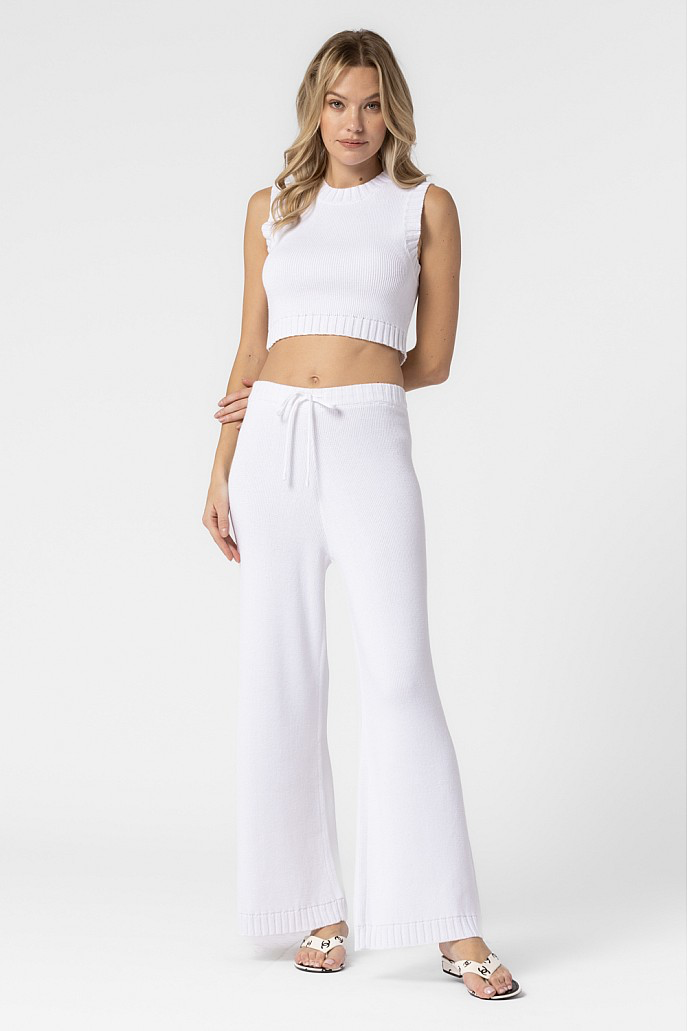 Featuring knit pants with an elastic waistband and drawstring. Paired best with the Leeza Top.