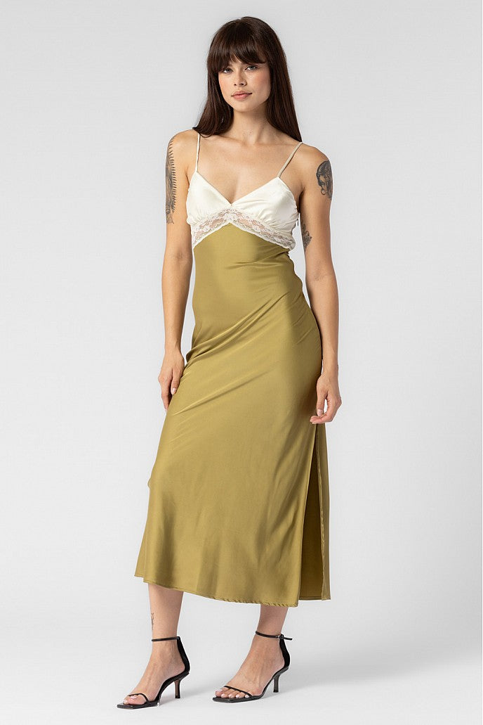 Maxi dress in the color olive/butter with lace trimming. 
