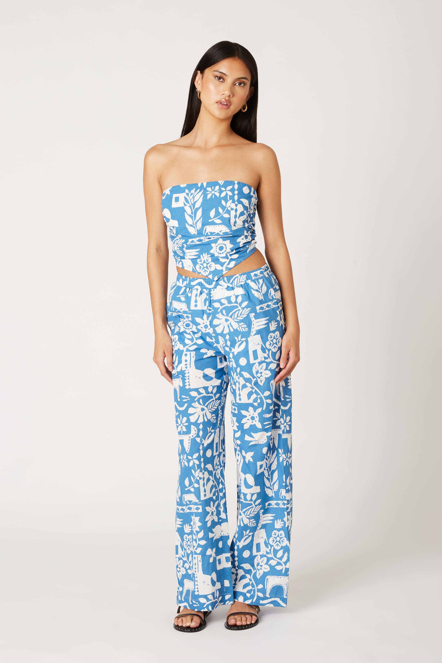 Pairs with the matching Deja Floral Pant 

Featuring a floral strapless tie top 

In the colors blue and white 