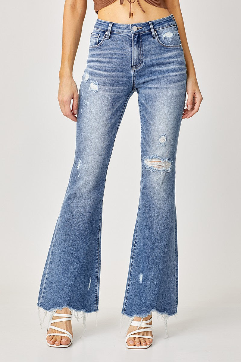 Mid rise and flared leg jeans. 73% COTTON, 25% POLYESTER, 2% SPANDEX