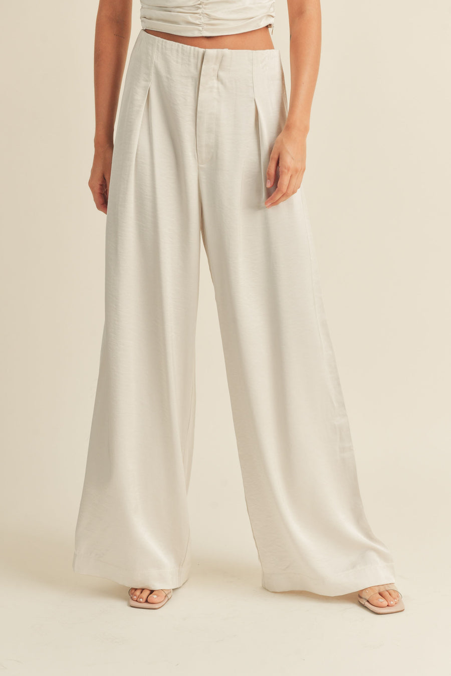 Wide leg going out pants in the color ecru.