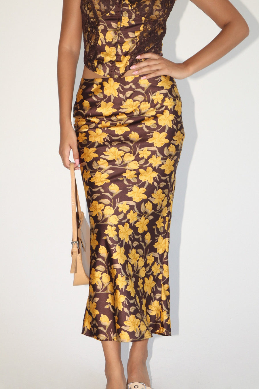 Midi skirt in the color brown with satin floral print. 