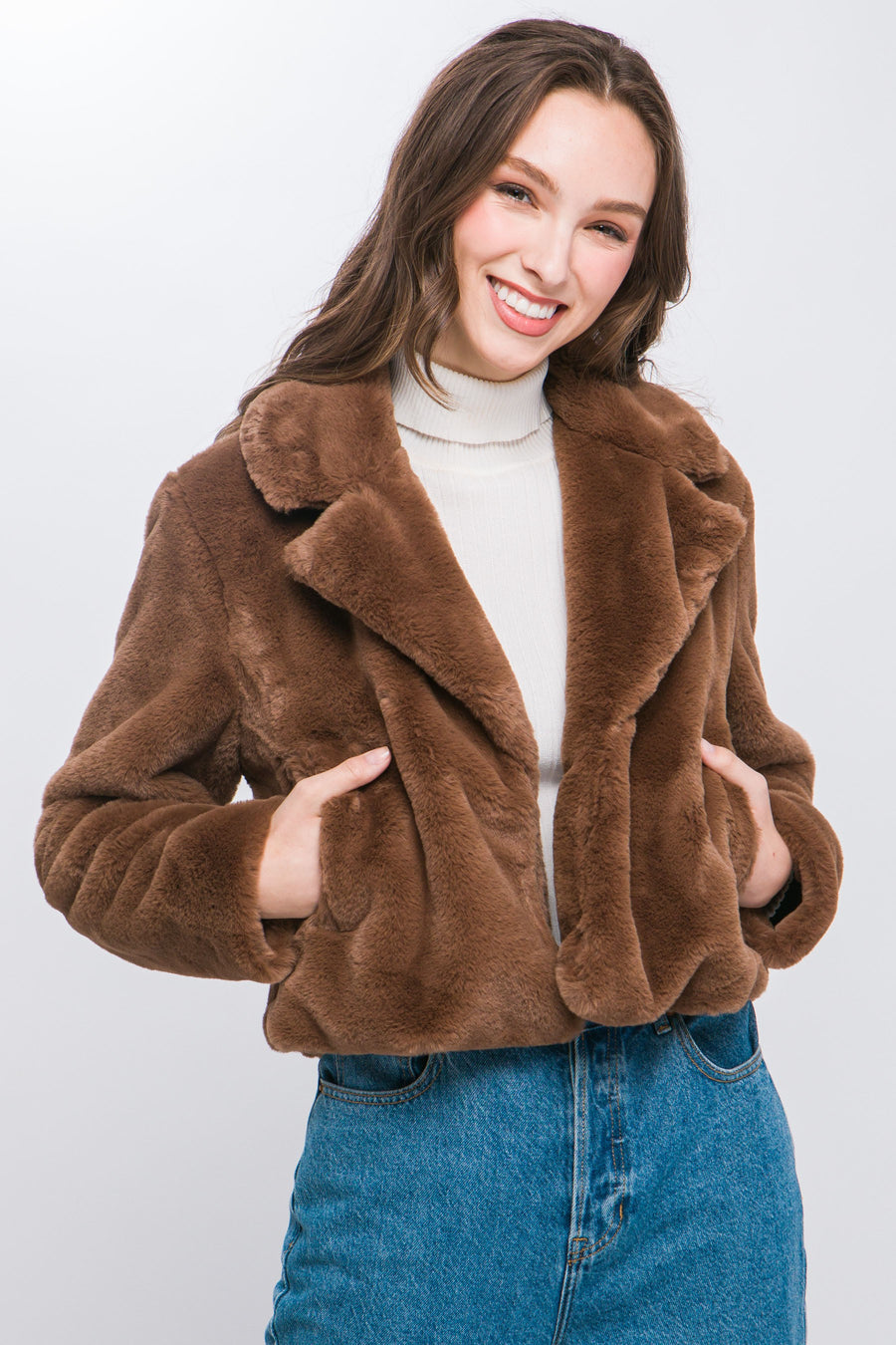 Faux Fur jacket with elongated collar and side pockets in the color Cocoa. 