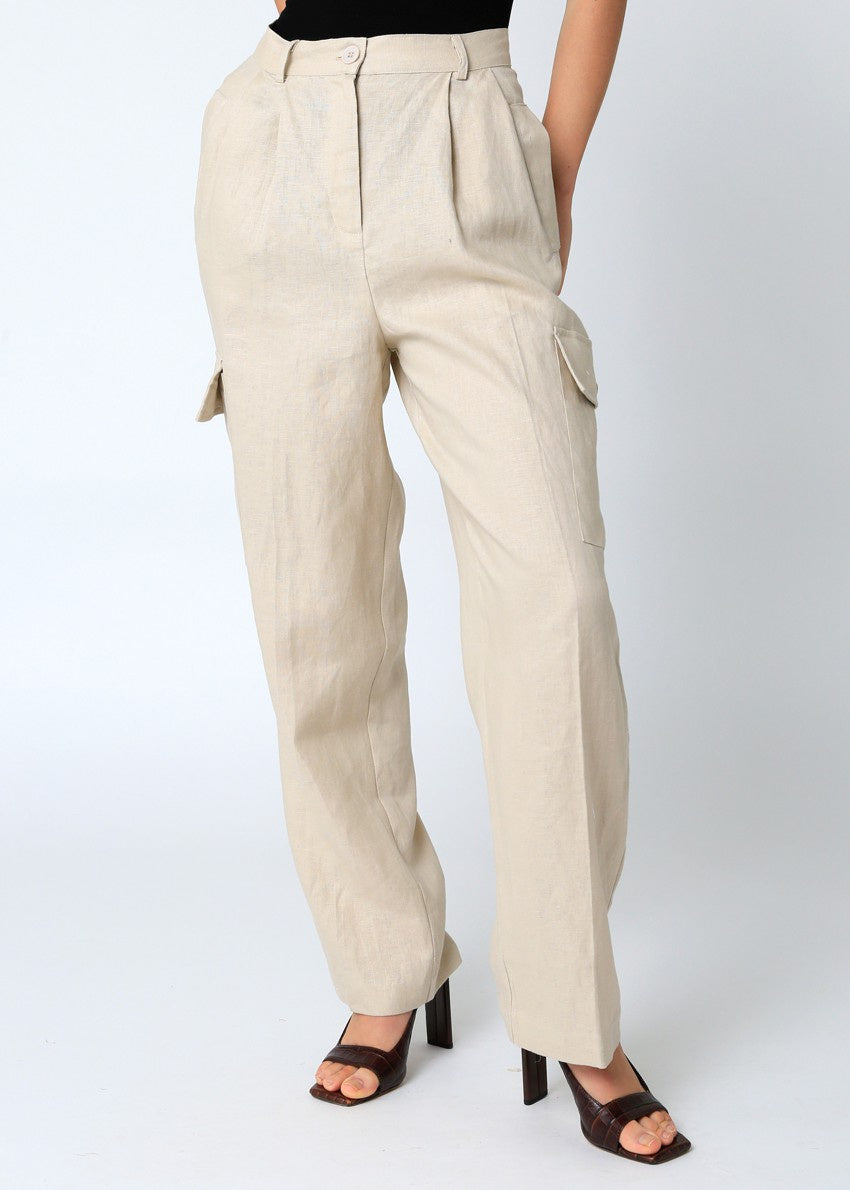 High waisted linen pants with front pleats in the color Natural.
