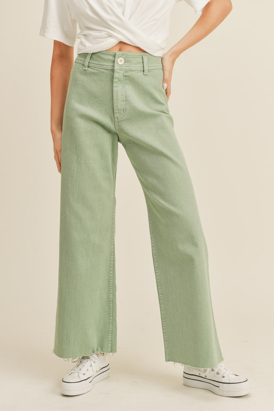 Denim wide leg jeans with an ankle cut int eh color matcha.
