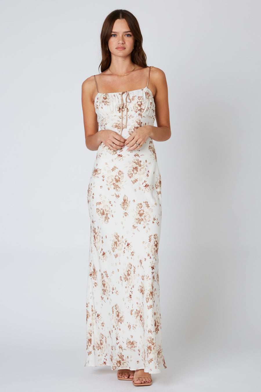 Maxi dress with floral print in the color toast.
