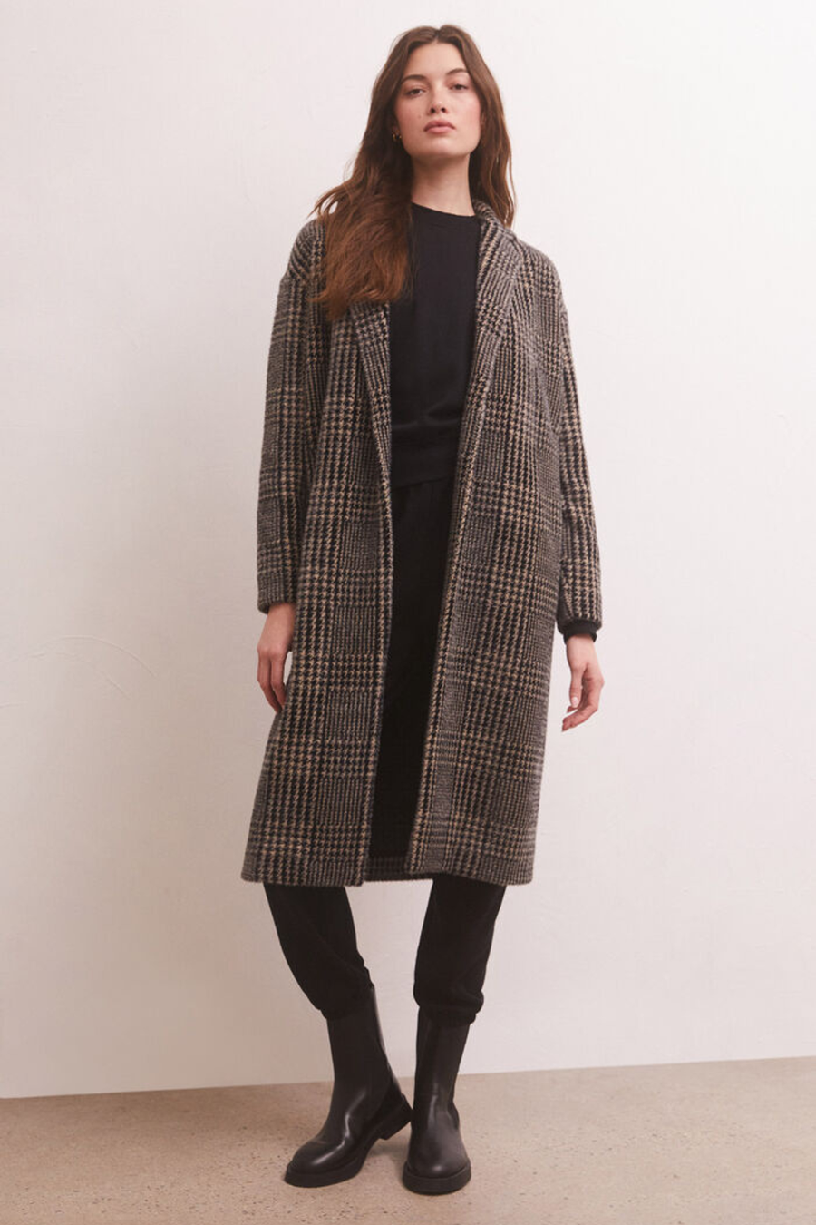 Black coat with collar and pockets. 