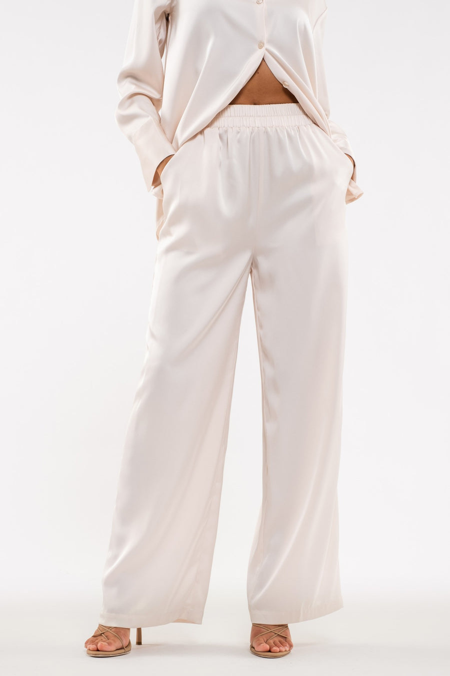 Wide high waisted pants in the color champagne.