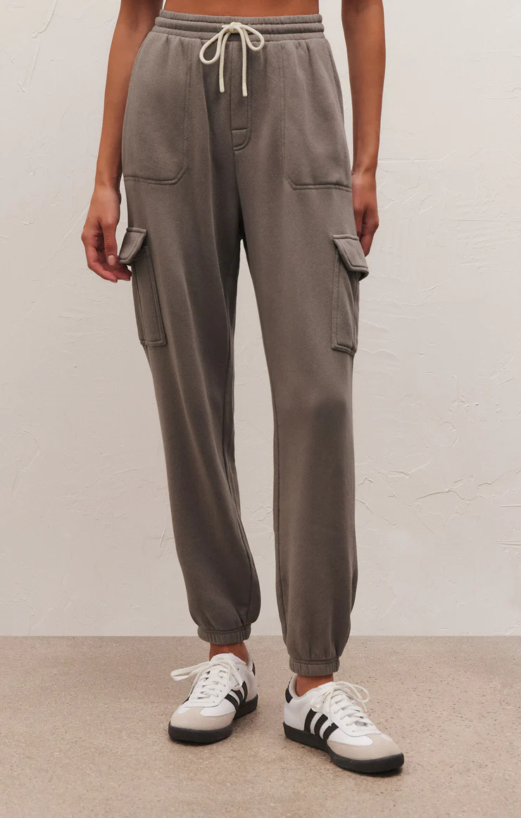 Lunar grey sweatpants with side pockets. 