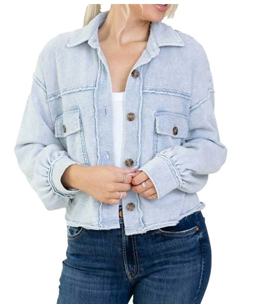 Cropped jacket in the color washed indigo with raw seaming. 